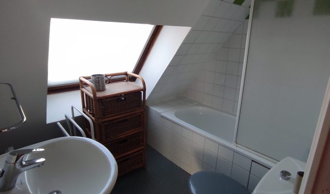 Salle de bain dans un studio meublé dans Vieux Lille avec l'agence immobilière facilimmo59 à Genech