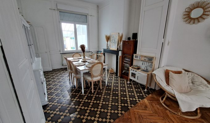 Salle à manger dans maison 1930 à vendre à Douai par l'agence immobilière Facilimmo59 à Genech