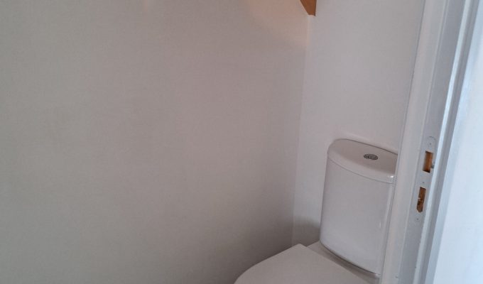 WC dans l'appartement F3 meublé à Genech loué par l'agence Facilimmo59 à Genech