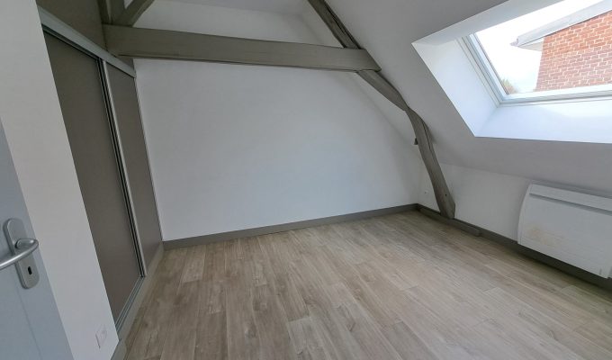 Chambre 2 dans l'appartement F3 meublé à Genech loué par l'agence Facilimmo59 à Genech