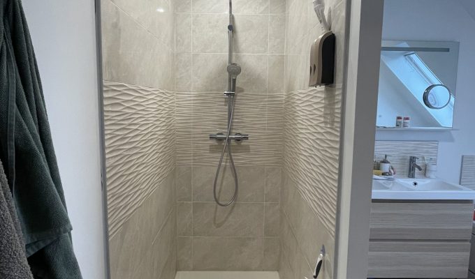Grande douche à l'italienne dans maison moderne mouchin centre avec l'agence immobilière facilimmo59 à Genech