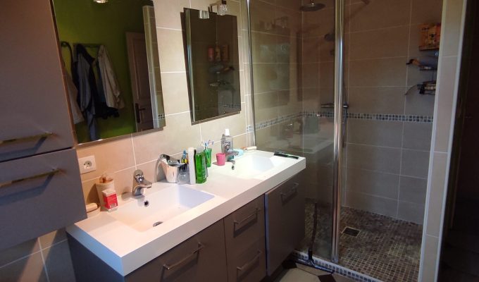 Salle de douche dans maison à vendre à Coutiches par l'agence Facilimmo59 à Genech