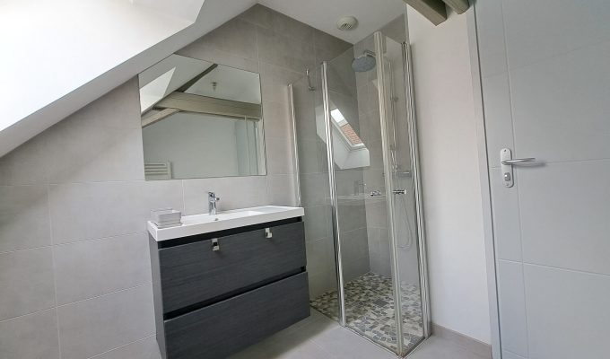 Salle de douche dans l'appartement F3 meublé à Genech loué par l'agence Facilimmo59 à Genech