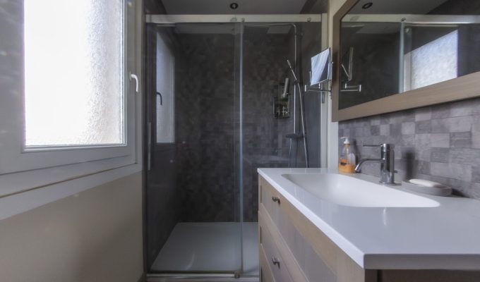 Salle de douche dans maison à vendre à Fretin par l'agence Facilimmo59 à Genech