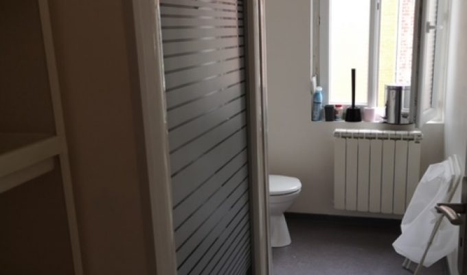 Salle de bain dans F2 dans immeuble de rapport Valenciennes abreuvoir avec l'agence immobilière facilimmo59 à Genech